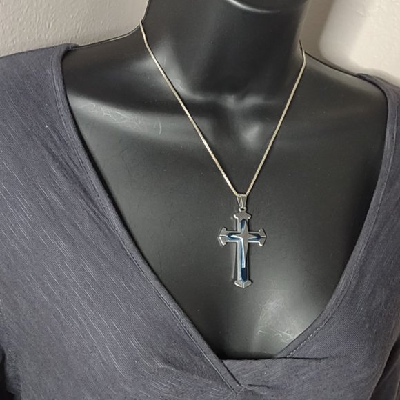 18.5 Inch Cross Pendant Necklace - Picture 13 of 13
